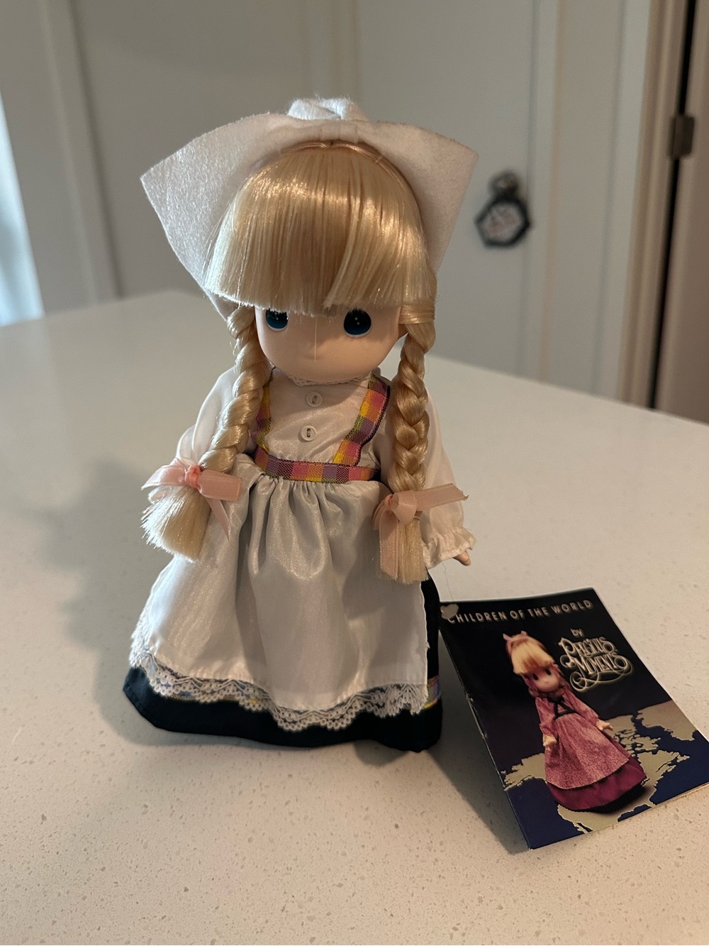 PRECIOUS MOMENTS~CHILDREN OF THE WORLD~9" VINYL DOLL~KARI, HOLLAND